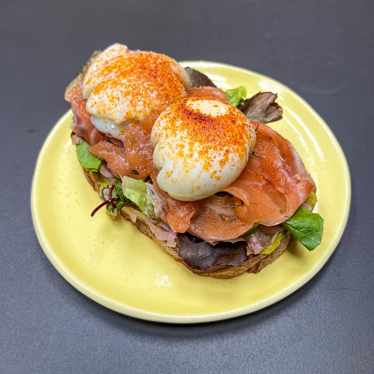 Tostada de salmón y huevos pochados