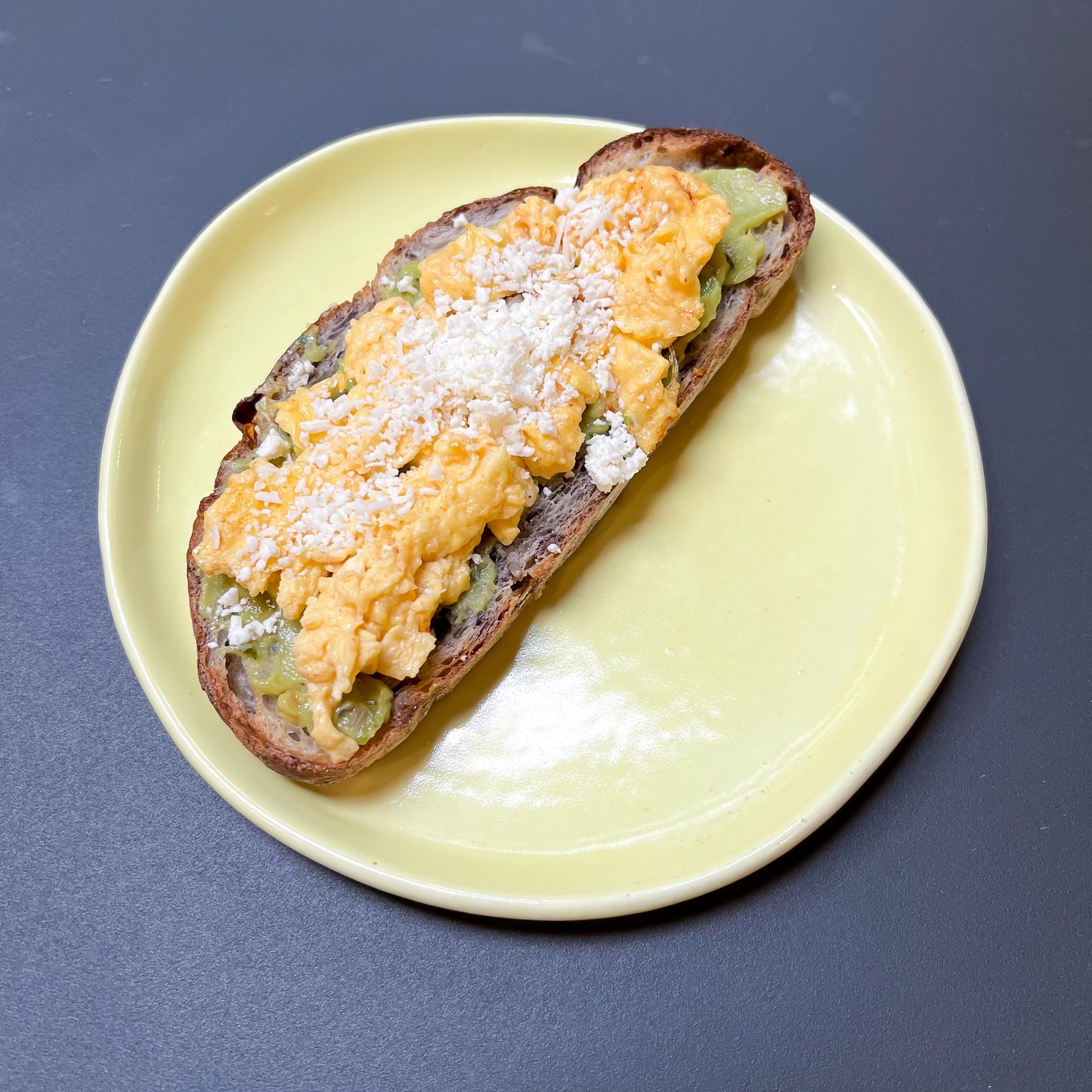 Tostada de huevos con aguacate