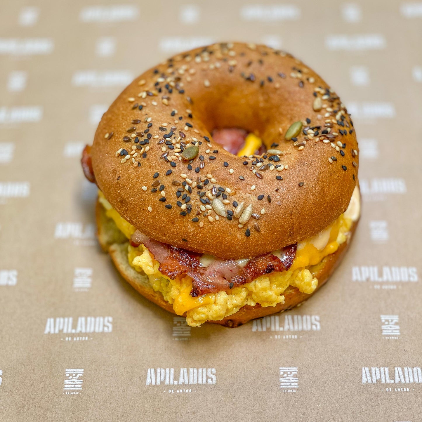 Bagel de huevo con tocino