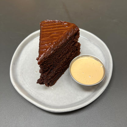 Porción torta de chocolate y crema de cafe